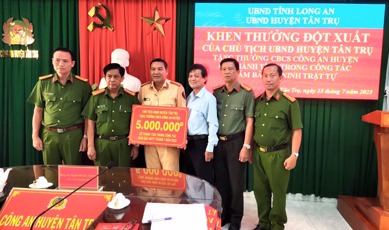 Ngăn chặn “quái xế” quậy phá, Công an huyện Tân Trụ được khen thưởng đột xuất -0