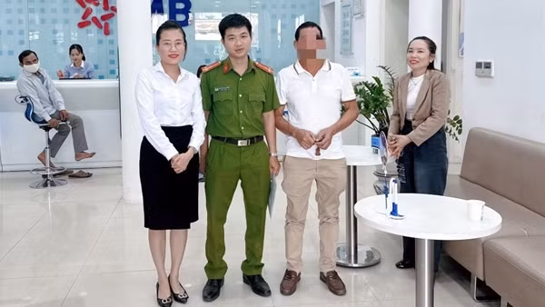 Chuyển nhầm gần 200 triệu đồng cho... người đang bị tạm giam