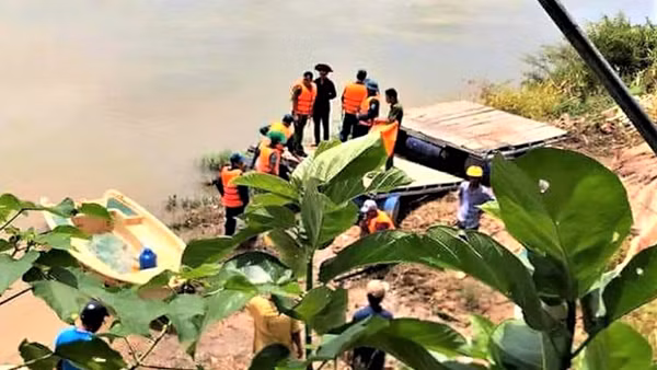 Lật thuyền chở nông sản, 2 người mất tích
