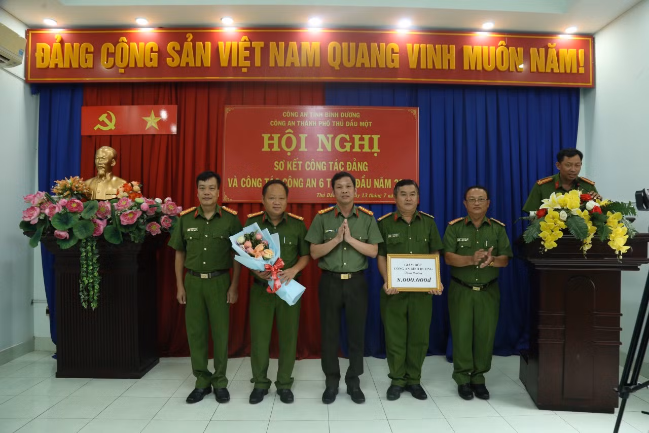 Khen thưởng cho lực lượng bắt giữ đối tượng tưới xăng đốt người yêu -0