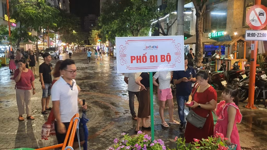 "Phố đi bộ - Phố thanh toán không dùng tiền mặt” hấp dẫn du khách ảnh 2