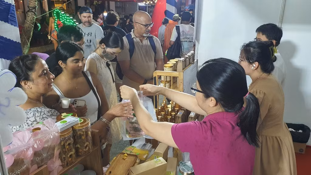 Du khách trong nước và nước ngoài thích thú với các hoạt động văn hóa, giải trí và mua sắm tại Phố đi bộ, Chợ đêm, khu phố du lịch thanh toán không dùng tiền mặt tại Khu phố An Thượng.