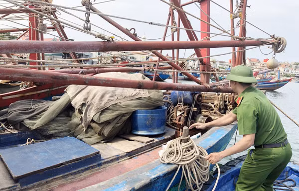 Công an csac tỉnh phía Bắc giúp dân tránh bão Talim -0