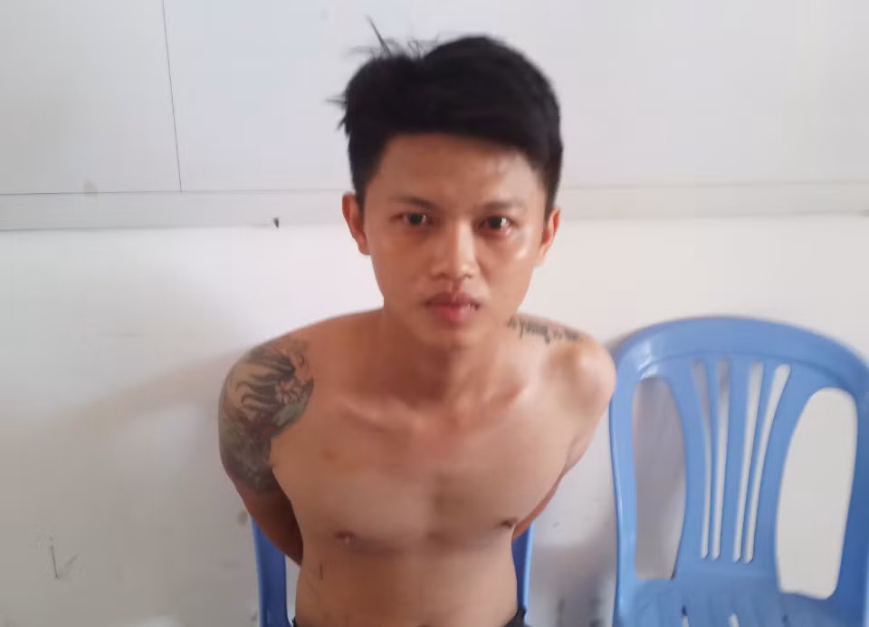 &nbsp;Bắt giữ các đối tượng ném bom xăng vào nhà dân vì bị nhắc đi tiểu bậy -0