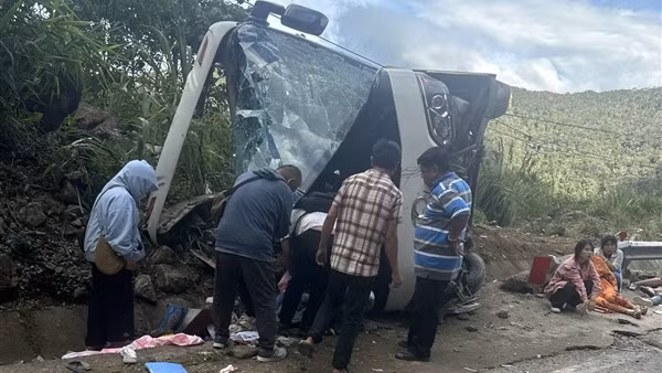 Thêm một người tử vong trong vụ lật xe khách trên đèo Khánh Lê