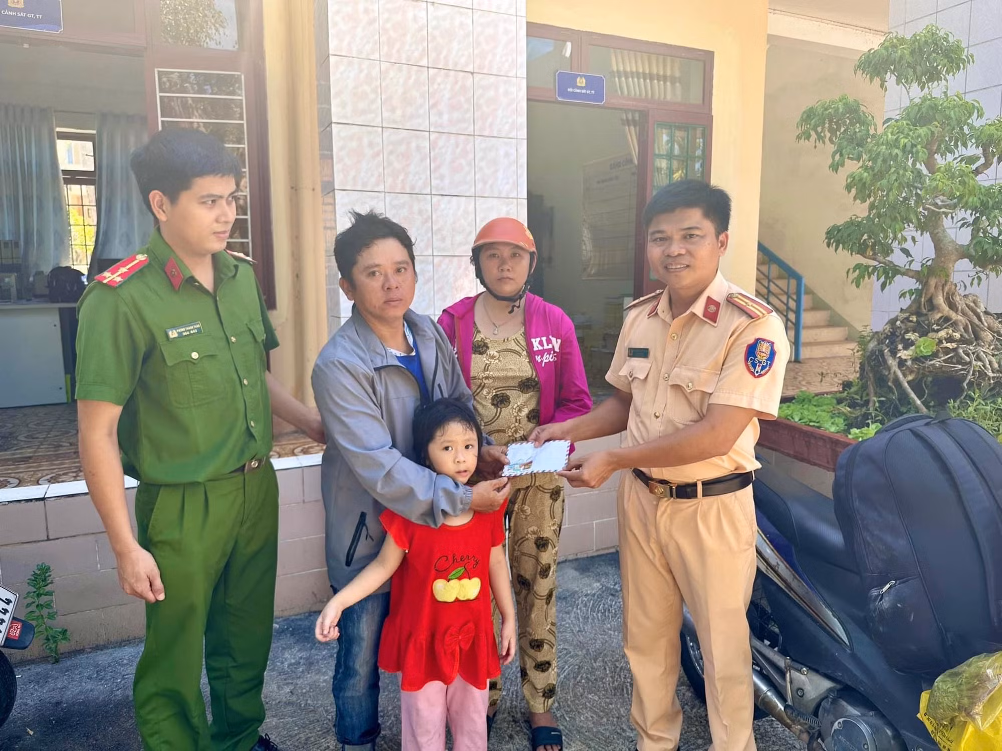 CSGT giúp đỡ vợ chồng có hoàn cảnh khó khăn để kịp thời về Nghệ An chữa bệnh -0