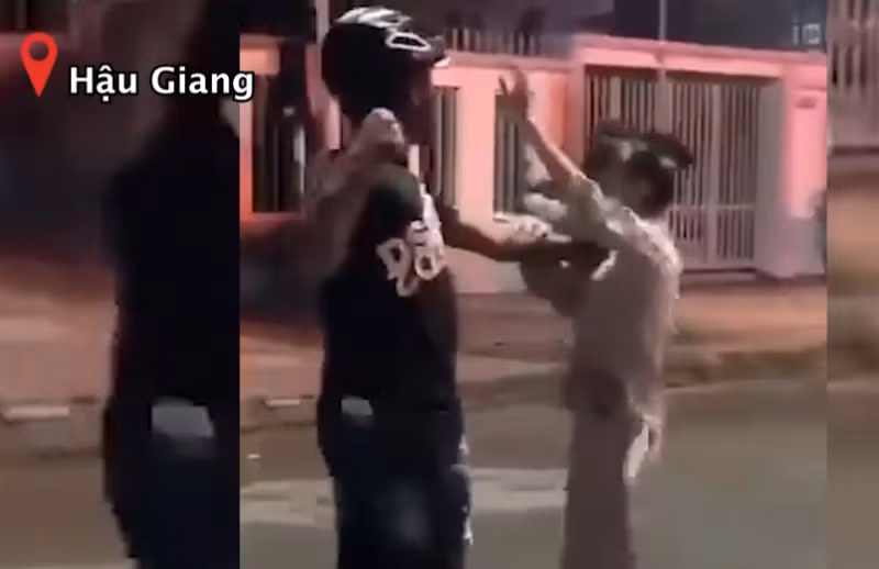 Đối tượng cùng vợ hành hung cô gái trước nhà nghỉ ở Hậu Giang đã tự thú -0