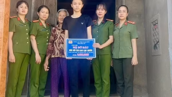 Công an giúp cụ bà đi lạc về nhà an toàn