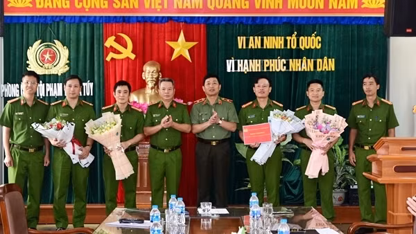 Khen thưởng lực lượng triệt phá "động bay lắc" tại quán karaoke
