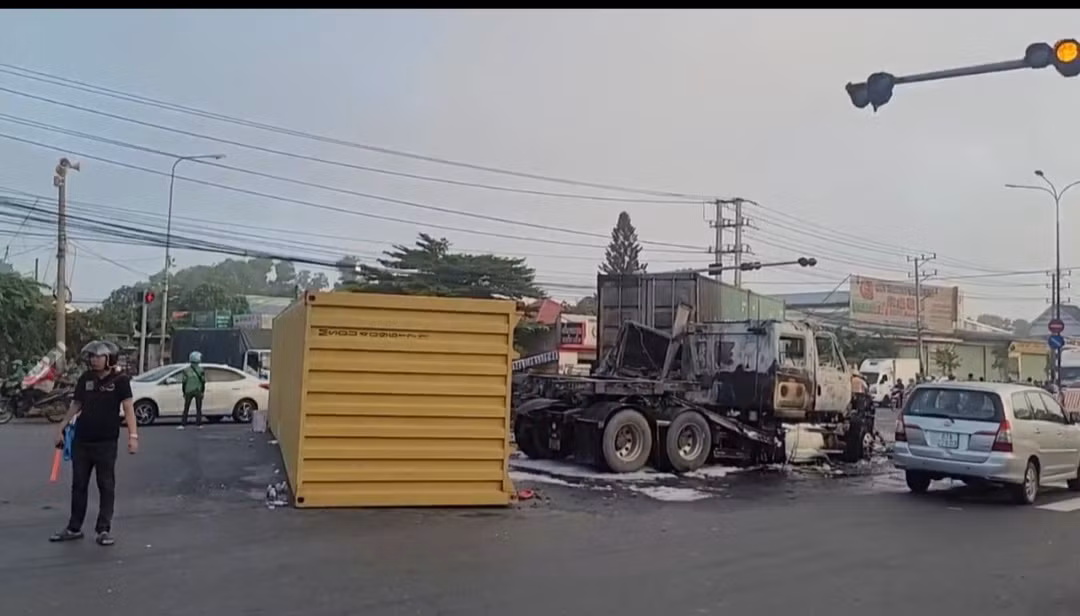Hai xe container đối đầu, bốc cháy giữa ngã tư -0