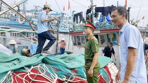 Công an csac tỉnh phía Bắc giúp dân tránh bão Talim -0