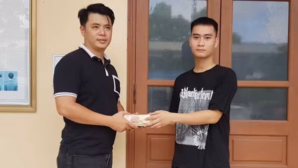 Trao trả 320 triệu đồng cho người chuyển nhầm tiền