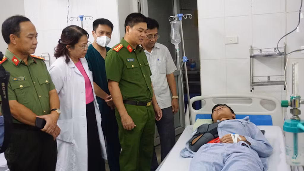 Ban Giám đốc Công an Hà Nội thăm hỏi, động viên chiến sĩ bị thương khi làm nhiệm vụ chữa cháy -0