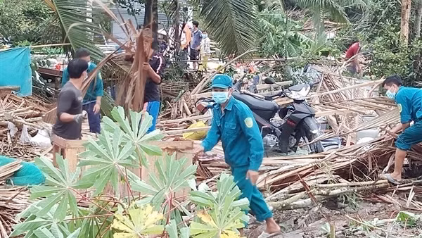Mưa lớn kèm giông, lốc làm sập nhà, chìm tàu du lịch