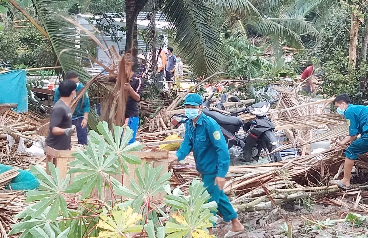 Kiên Giang: Mưa lớn kèm dông, lốc làm sập nhà, chìm tàu du lịch -0