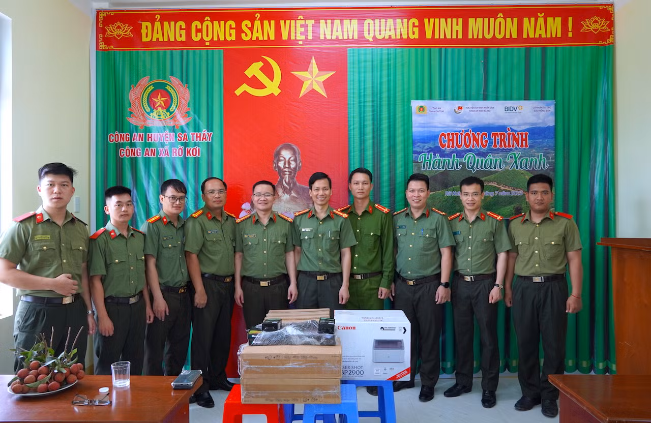Kết hợp trao đổi nghiệp vụ và hỗ trợ Công an cơ sở sửa chữa trụ sở làm việc -0