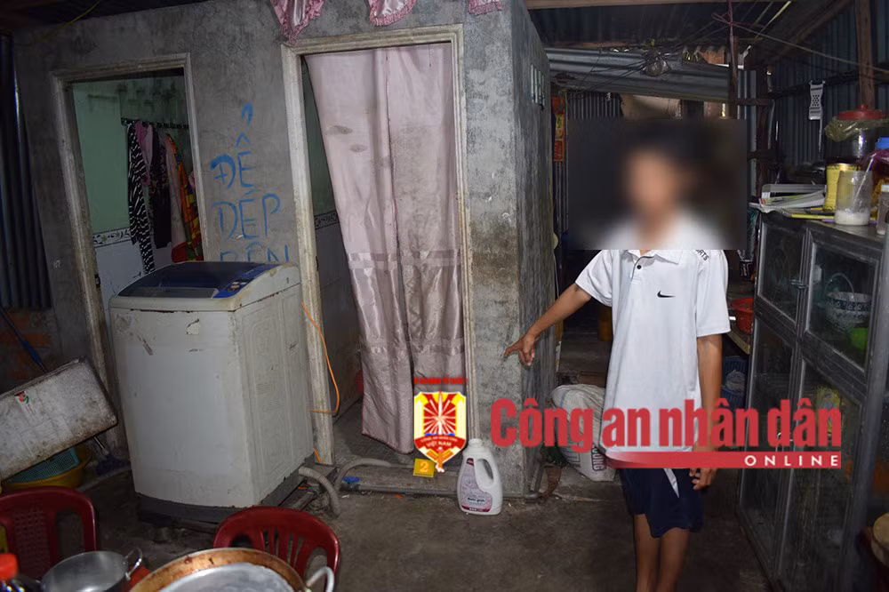 Tạm giữ hình sự cha dượng dùng lửa đốt 