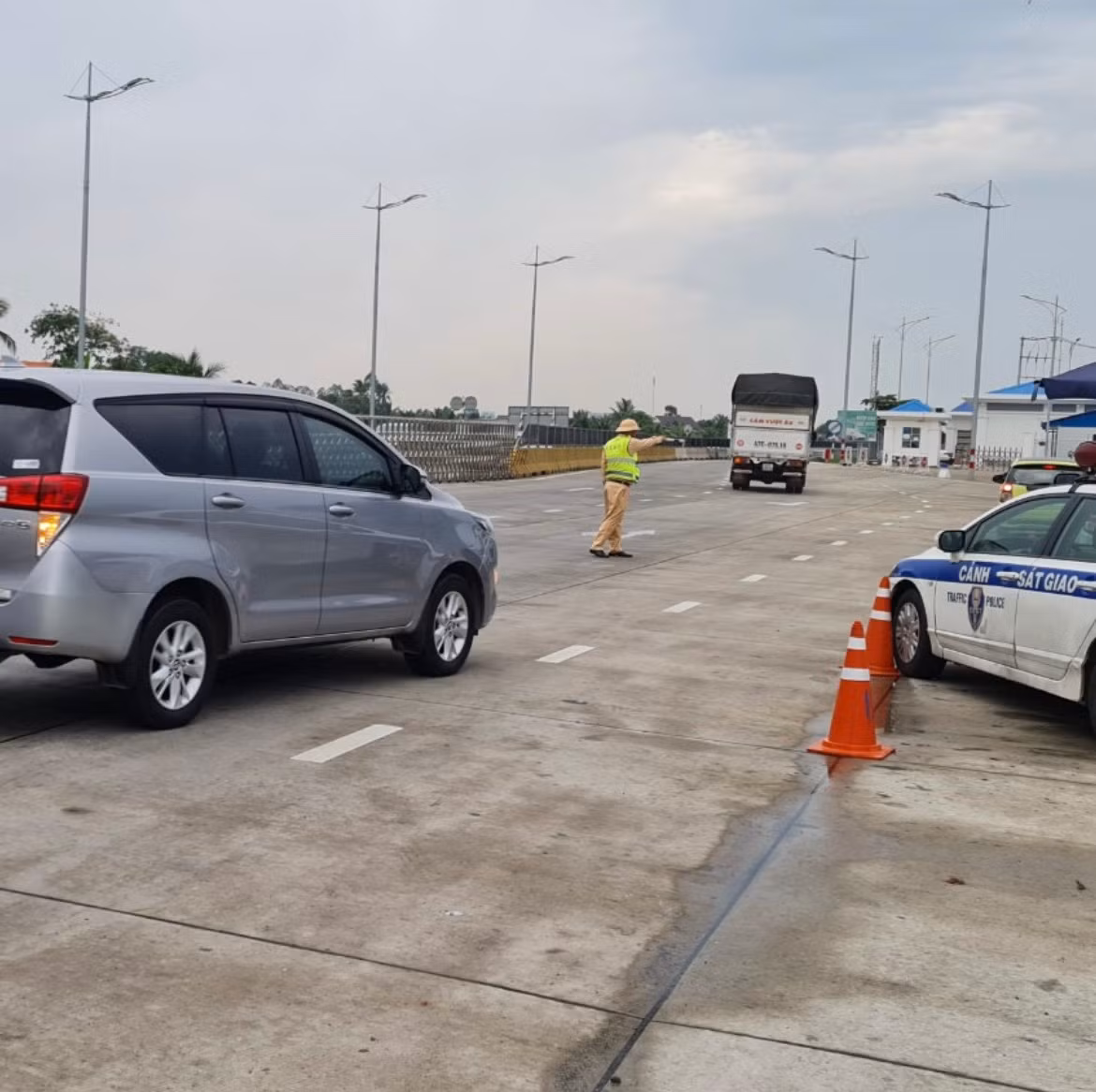 Xử lý nghiêm các phương tiện lưu thông vào làn khẩn cấp để ngăn TNGT -1