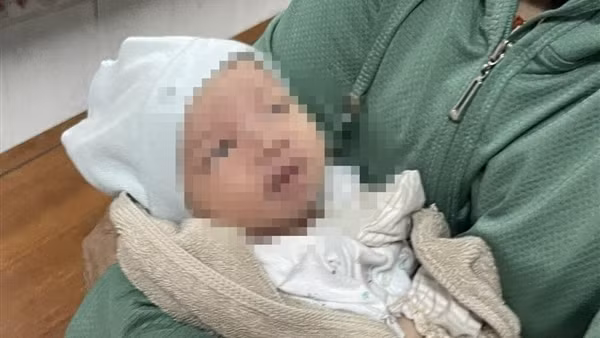 Bé gái sơ sinh bị bỏ rơi trước tiệm tạp hóa