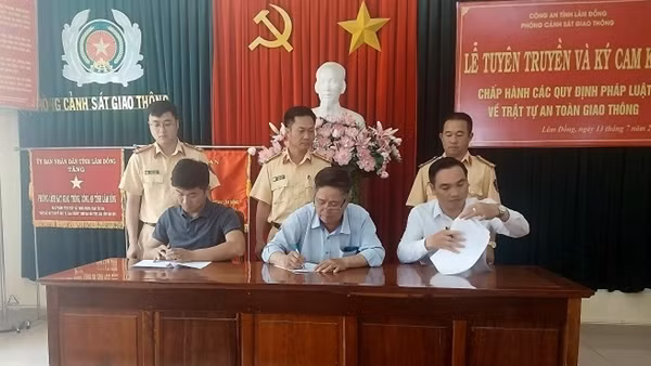 Nhiều doanh nghiệp vận tải hành khách cam kết không vi phạm Luật Giao thông