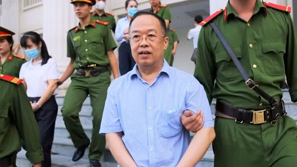 Cựu Phó Cục trưởng tự bào chữa ra sao trong phiên xử "chuyến bay giải cứu"?