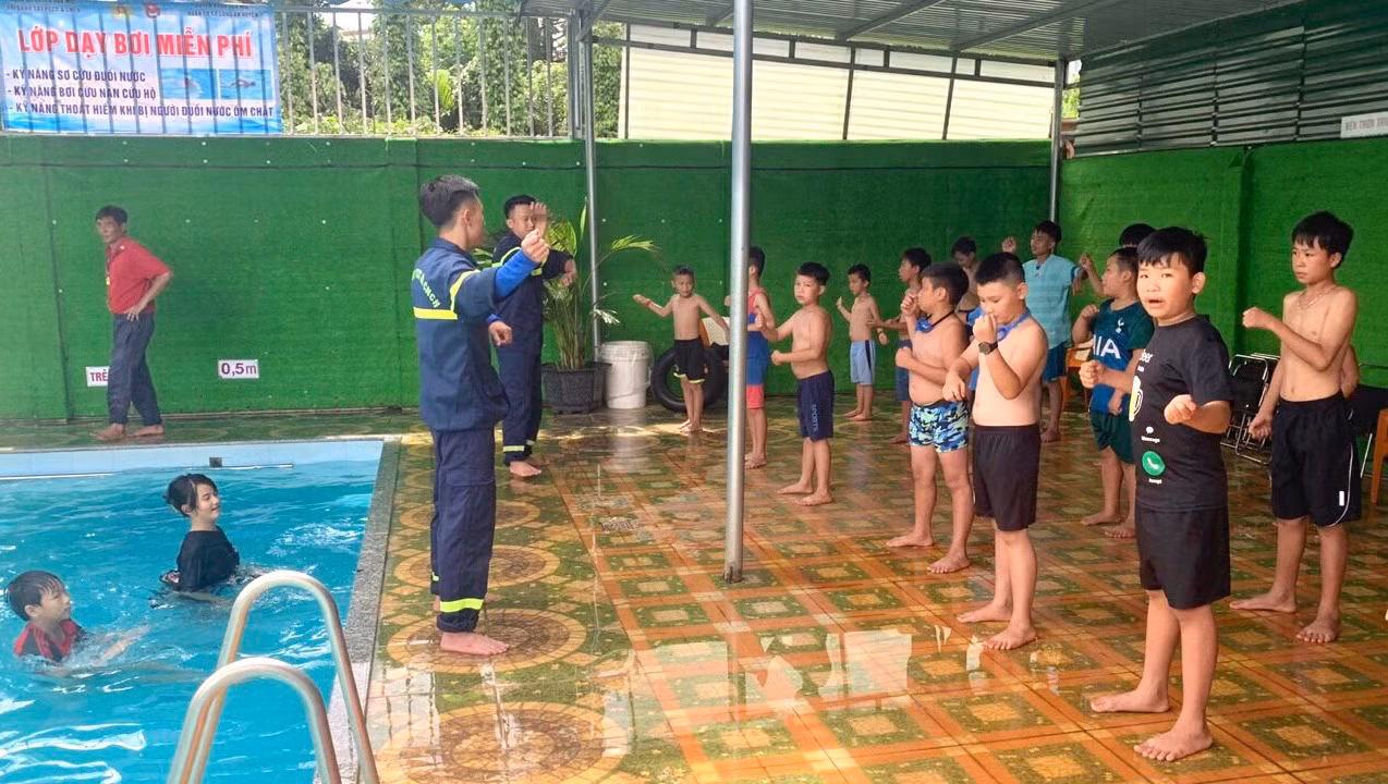 Nhiều phụ huynh gửi thư cảm ơn sau khóa học bơi của Công an huyện Đắk Mil -4