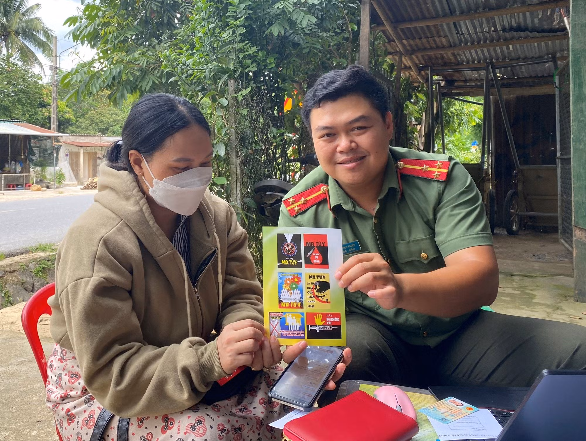 Tuổi trẻ Công an Thừa Thiên-Huế tình nguyện về xã biên giới kích hoạt tài khoản định danh điện tử -0