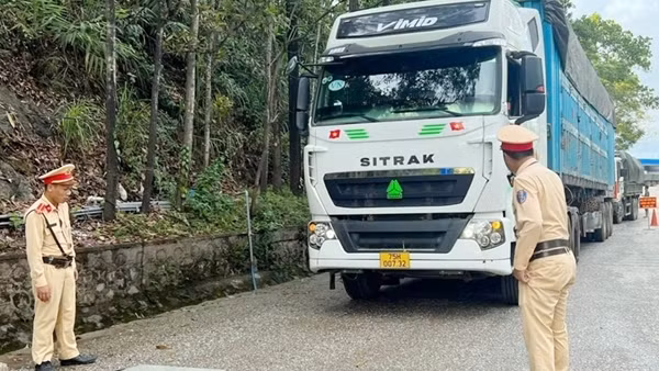 Nhiều cách làm mới trong xử lý xe quá khổ, quá tải ở Quảng Bình