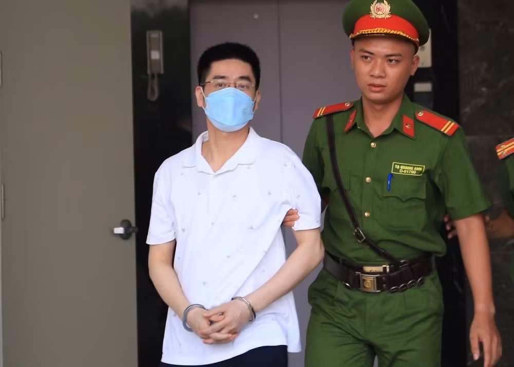 Vụ “chuyến bay giải cứu”: Tranh cãi về chiếc cặp đựng 450.000 USD hay 4 chai rượu? -0