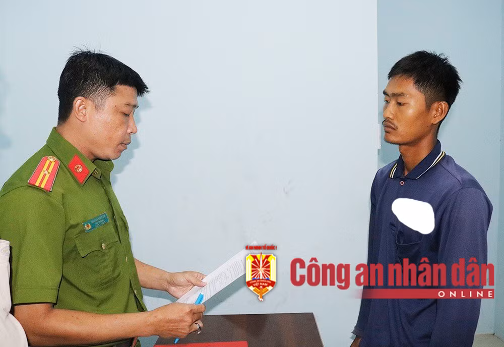 Tạm giữ hình sự cha dượng dùng lửa đốt 