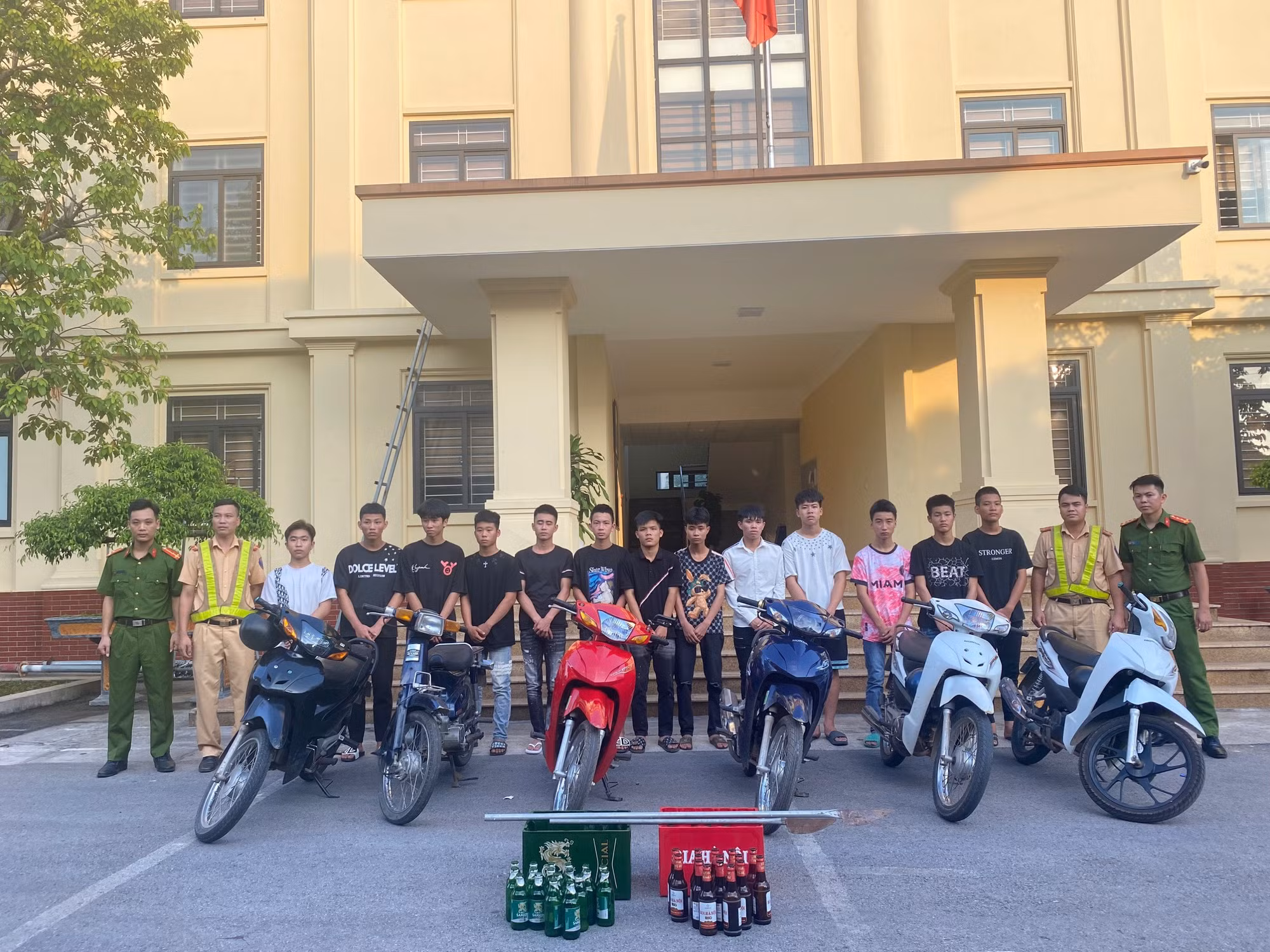 Thấy Công an, nhóm côn đồ bỏ xe máy, vứt dao chạy trốn -0