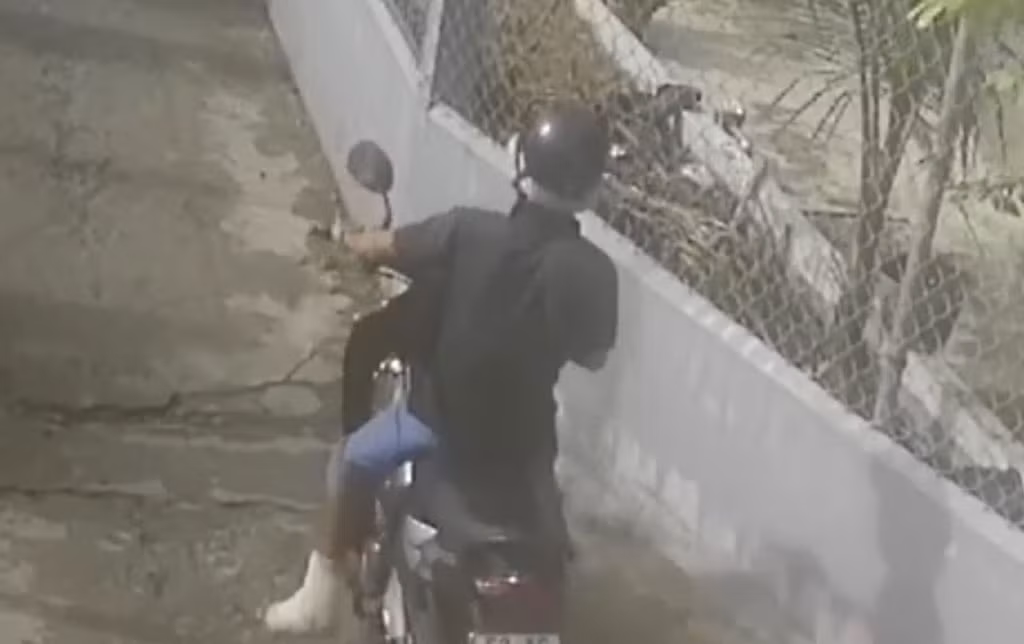 Tên trộm bó bột chân vẫn nhảy lò cò vào nhà dân ăn trộm -0