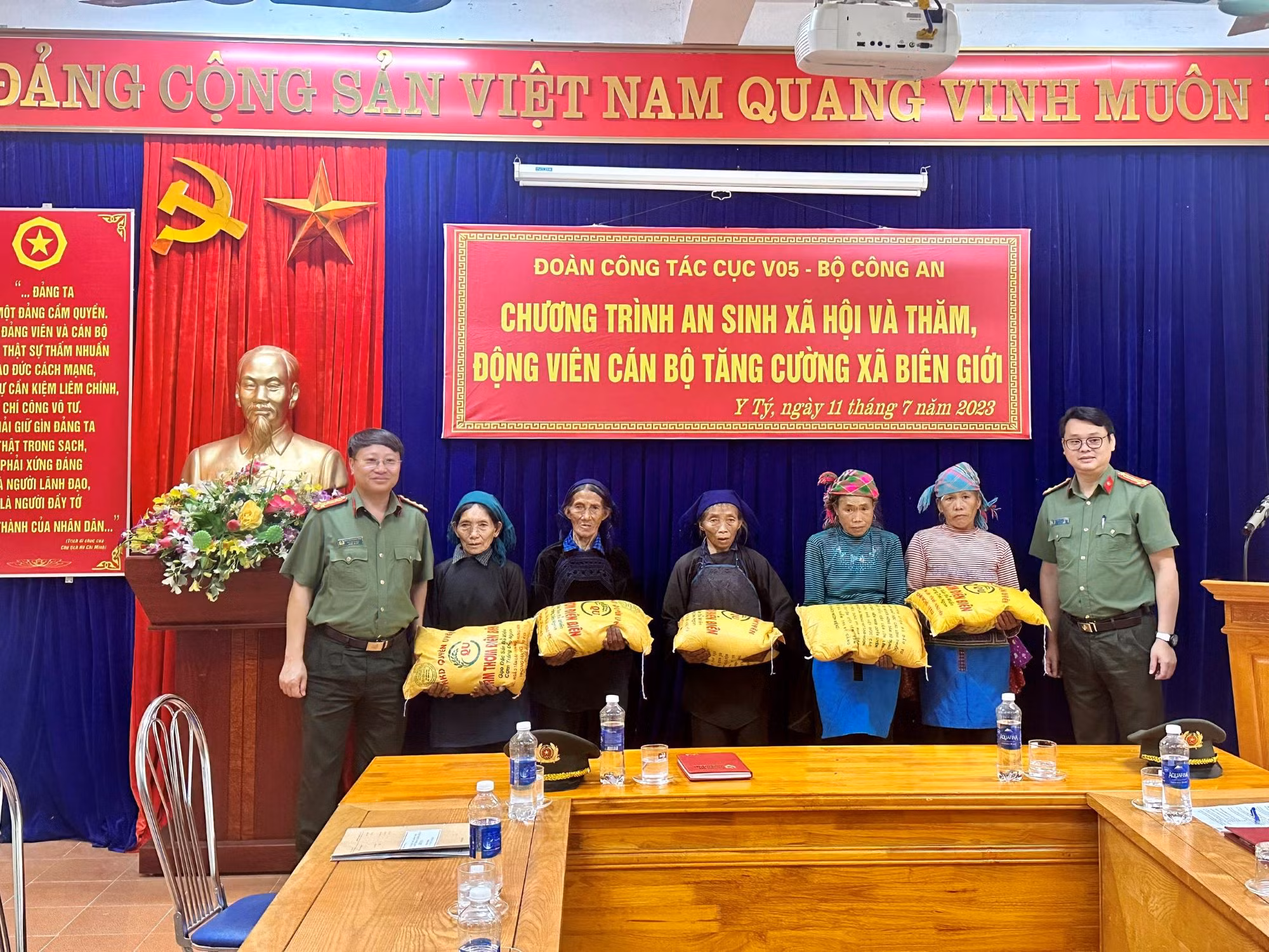 đại tá nguyễn thanh bình và thượng tá trần viết phương, phó giám đốc mèo tặng quà cho các hộ gia đình.jpg -0