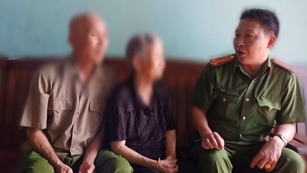 Công an phường giúp hai ông bà già thoát bẫy lừa của công an dởm