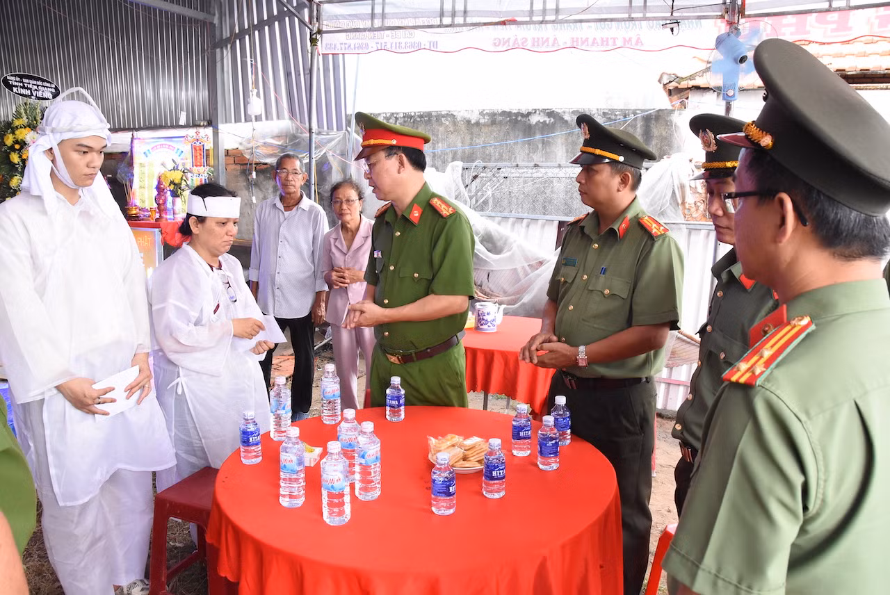 3. đoàn thăm hỏi, động viên và chia buồn tới gia đình anh trần hồng duy. ảnh trọng tín.jpg -0