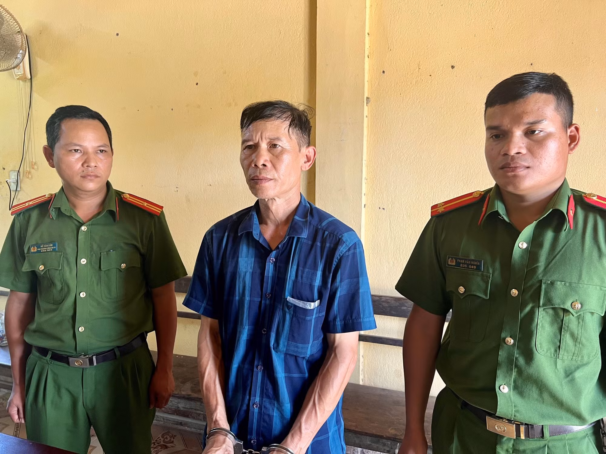 Bắt 2 đối tượng khai thác vàng sa khoáng bán cho tiệm vàng kiếm lời -0