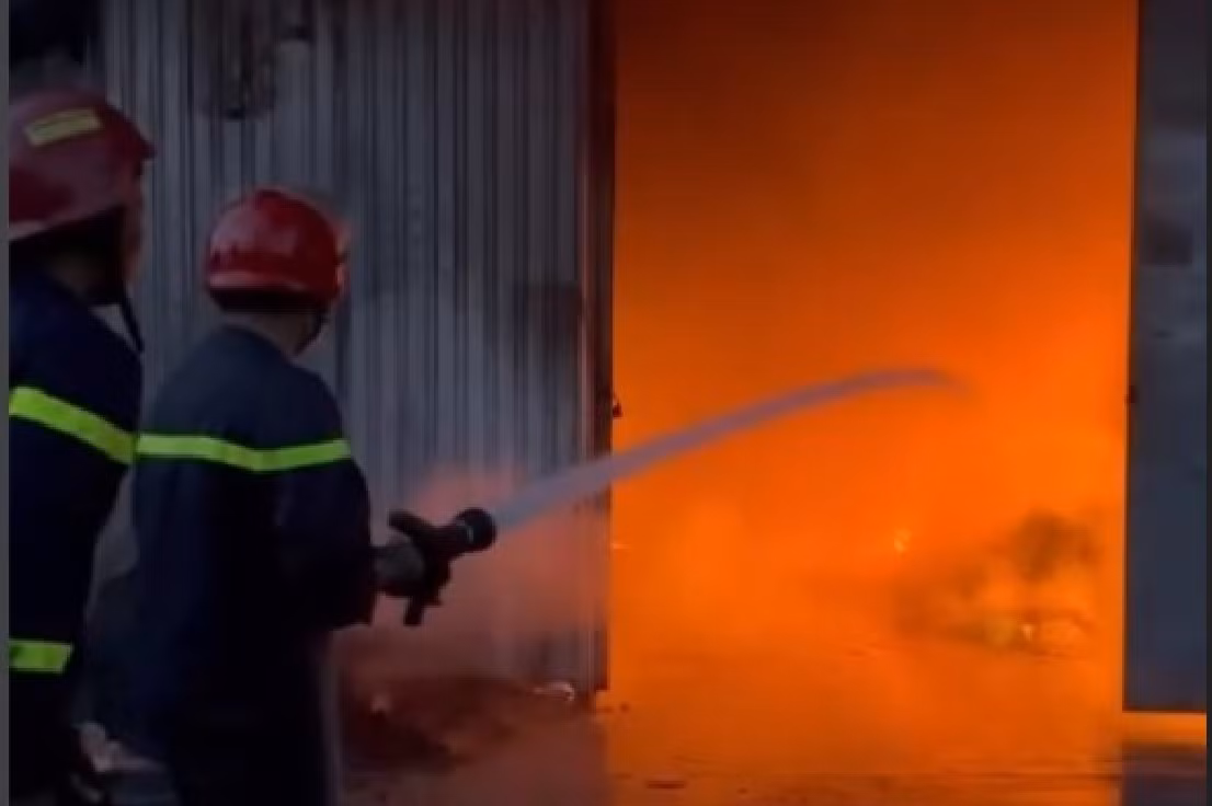 Giải cứu 4 người thoát khỏi đám cháy 2 công ty lúc rạng sáng -0