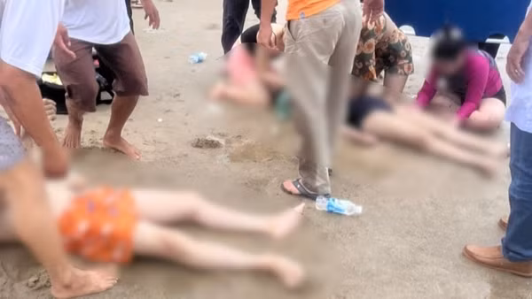 Cứu 3 du khách bị sóng cuốn khi tắm biển ở Phan Thiết