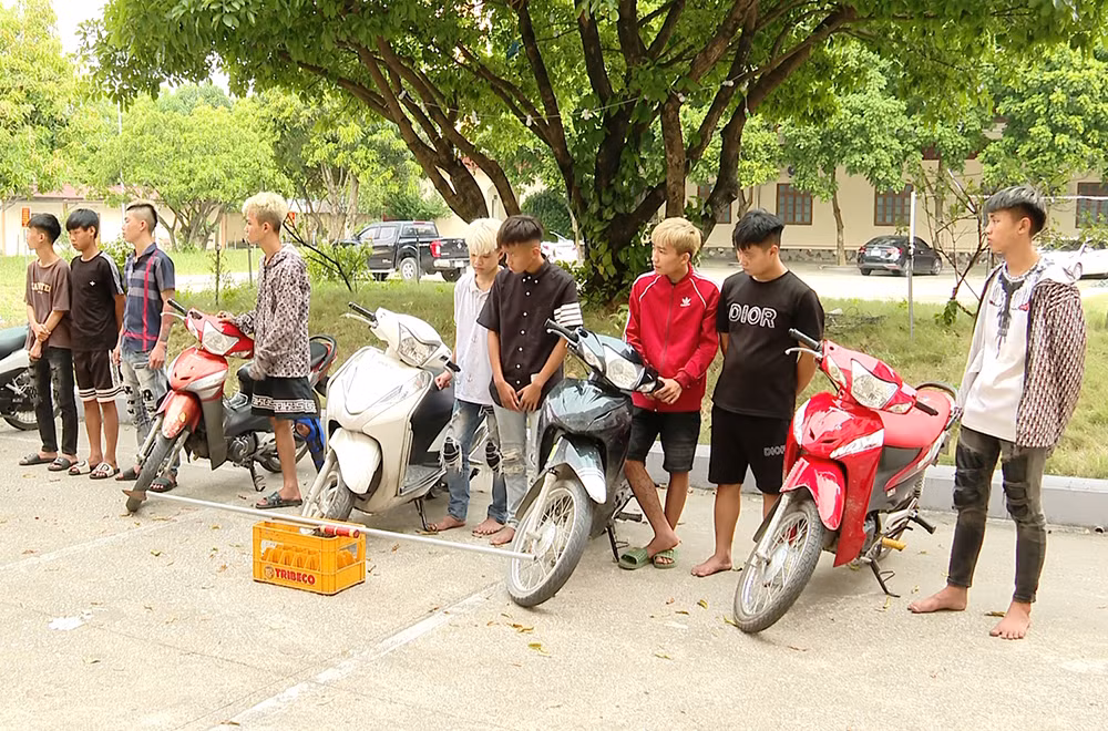 các đối tượng cùng tang vật tại ơ quan công an.jpg -0