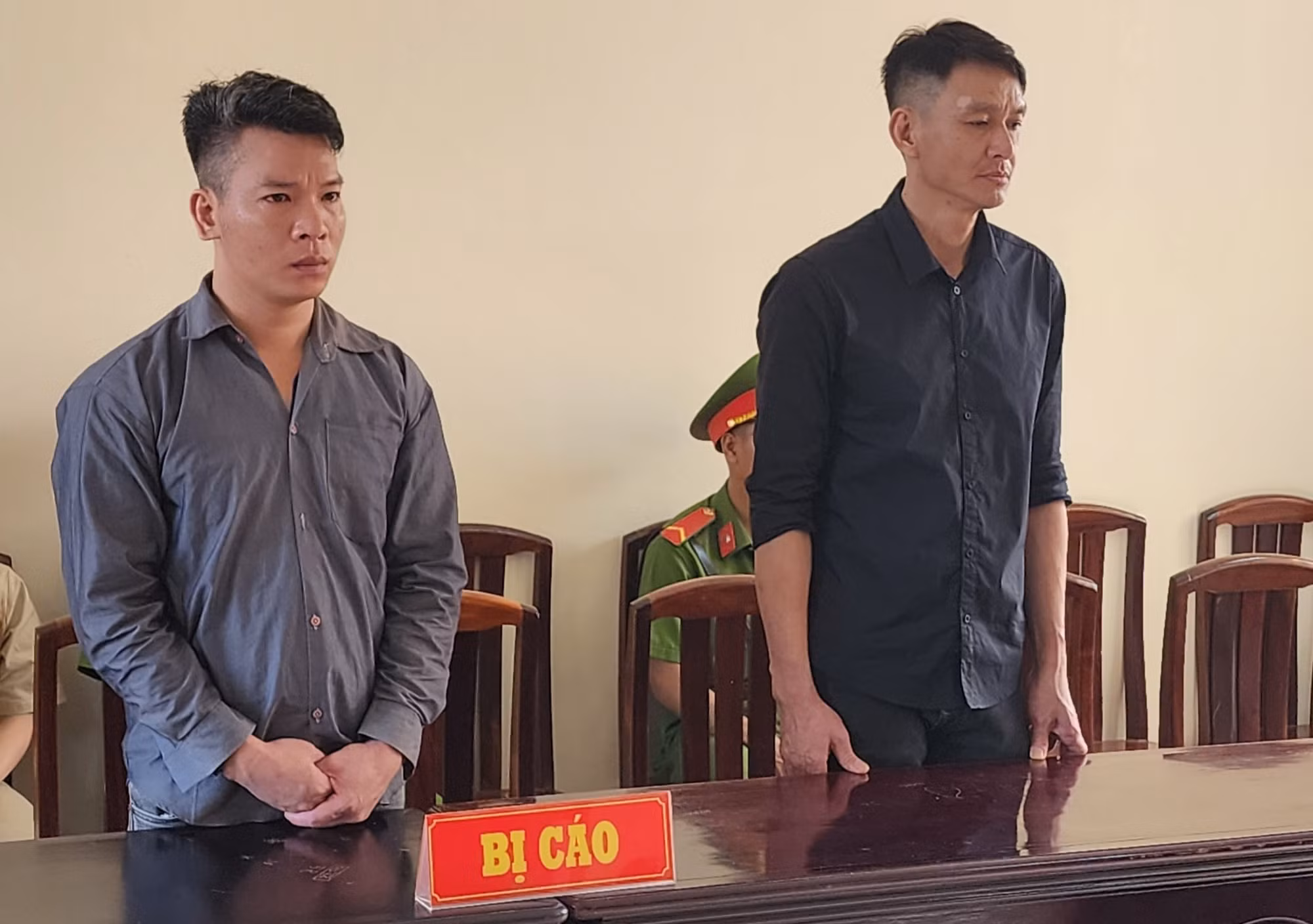Mang súng đi đòi nợ thuê 2 người đàn ông lãnh án tù -0