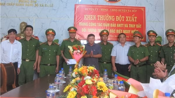 Khen thưởng các cá nhân, tập thể bắt giữ 3 đối tượng truy nã trong vụ khủng bố ở Đắk Lắk