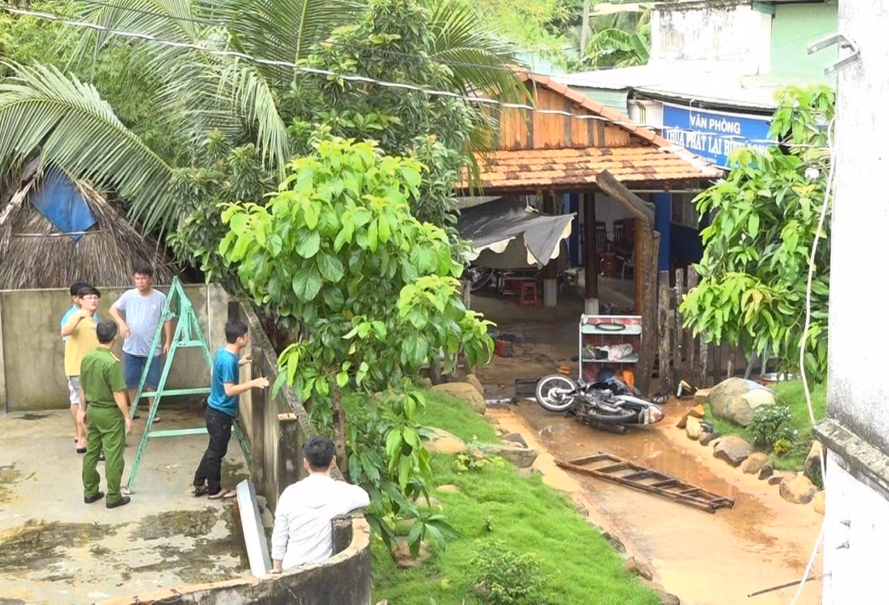 Khống chế trâu điên húc bị thương người đi đường -0