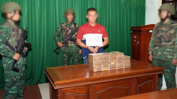 "Ôm" 38 bánh heroin từ Lào về Việt Nam