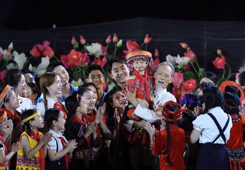 Chương trình nghệ thuật “Người là Hồ Chí Minh”: Tự hào, thiêng liêng và xúc động -0