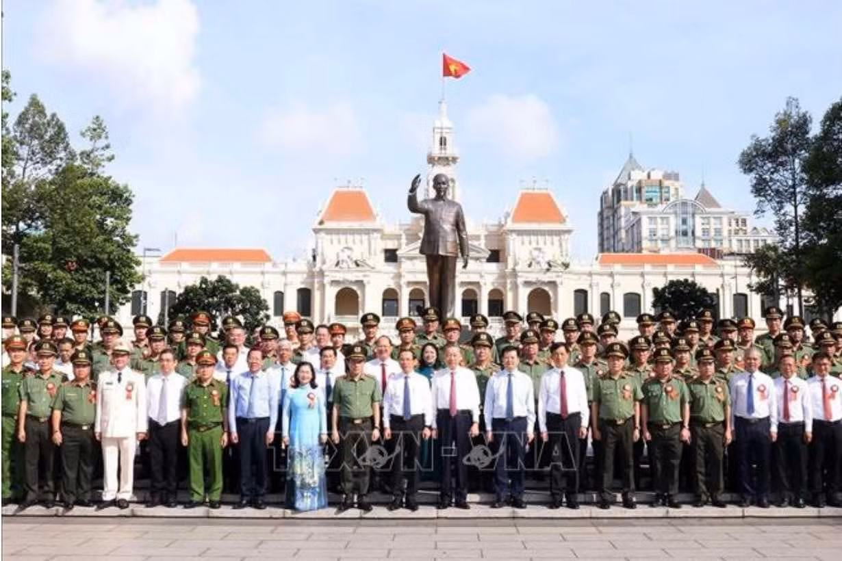 Bác vẫn cùng chúng cháu&nbsp;hành quân -0