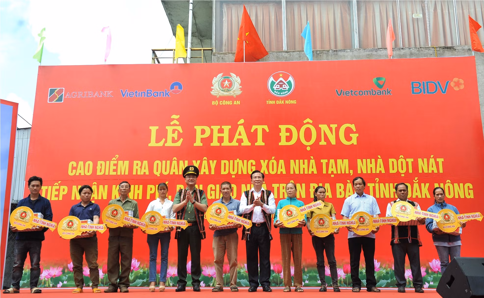 Bộ Công an trao kinh phí hỗ trợ tỉnh Đắk Nông xoá nhà tạm, nhà dột nát -0