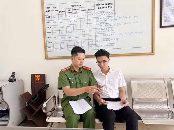 Công an tích cực hướng dẫn người dân đóng góp ý kiến về sửa đổi, bổ sung Hiến pháp 2013 -0
