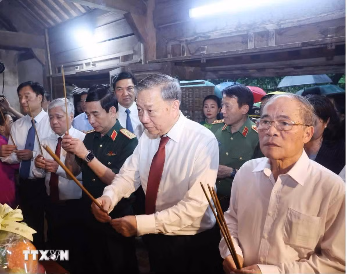 Tổng Bí thư Tô Lâm dâng hương tưởng nhớ Chủ tịch Hồ Chí Minh tại Nghệ An -0