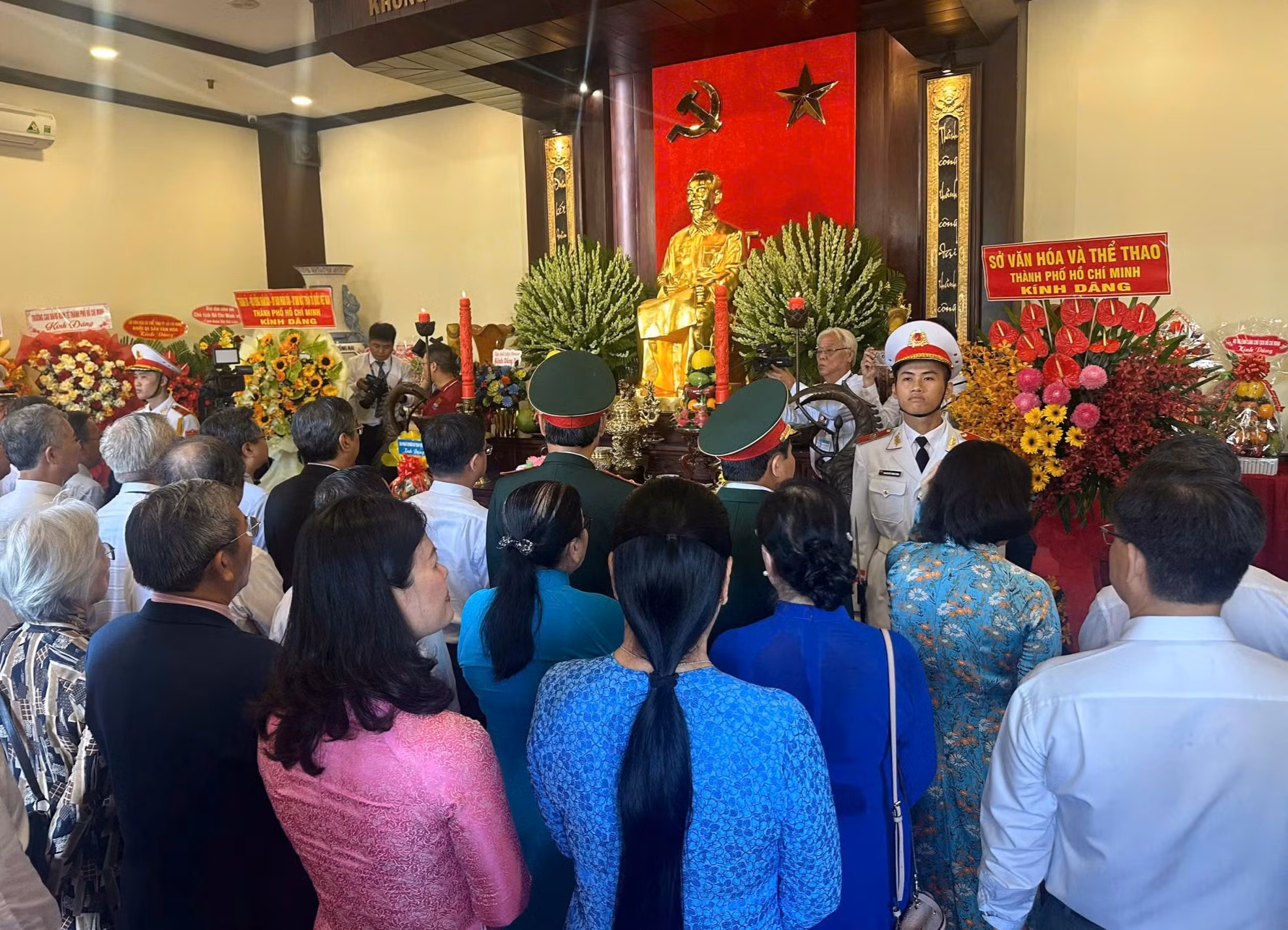 Đoàn đại biểu TP Hồ Chí Minh dâng hương, dâng hoa tưởng nhớ Chủ tịch Hồ Chí Minh -0