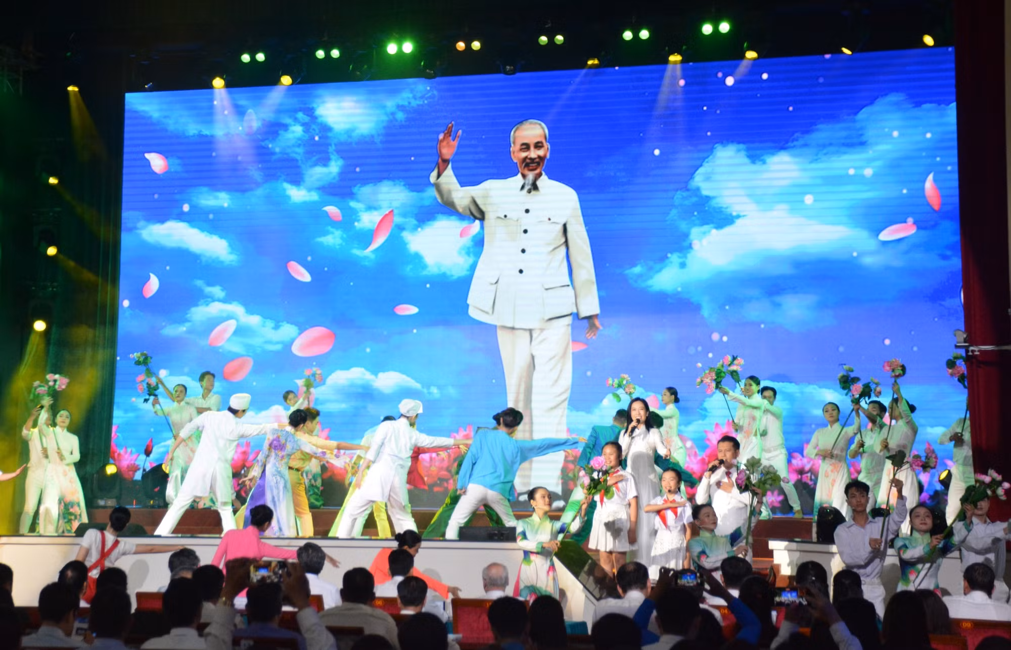 TP Hồ Chí Minh biểu dương 341 gương điển hình xuất sắc trong học tập và làm theo Bác Hồ -0